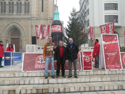 El paer en cap, amb el tinent d'alcalde Txema Alonso i el responsable de Coca Cola Jaume Serra.