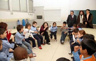 L'alcalde ha assistit a les diferents activitats de la gimcana, a la imatge, el taller de llenguatge de signes..