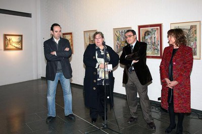 Ros ha inaugurat la mostra, a la imatge amb el director del Museu Morera, Jesús Navarro, una de les filles de l'artista, Yolanda Lamolla, i la direct….