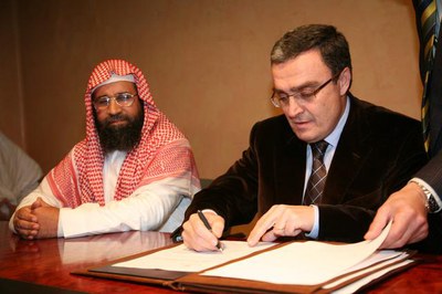 Àngel Ros i Abdelwahab Houzi han signat l'acord..