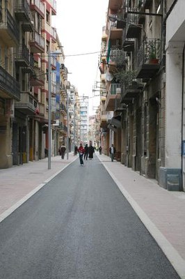 El carrer del Nord s'ha remodelat completament amb un nou paviment en el qual vorera i calçada se situen al mateix nivell.