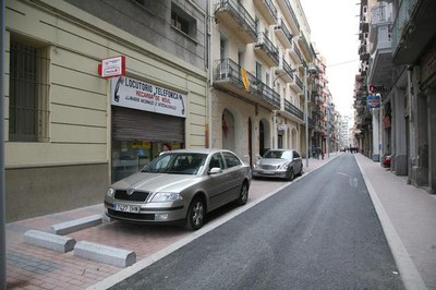 La diferenciació entre la zona destinada a vianants i l’espai per a la circulació es defineix per mitjà de pilones i límits horitzontals discontinus.