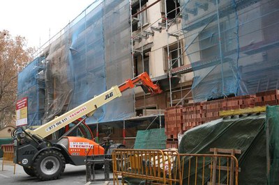 Es rehabilita un edifici d’habitatges municipals a la cantonada dels carrers Santa Cecília i Eduard Velasco a Cappont.