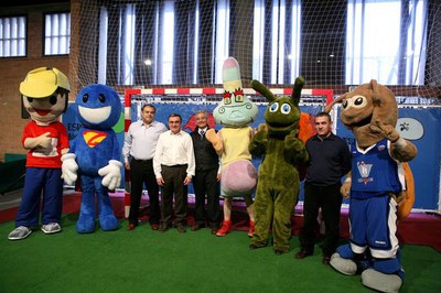 El paer en cap, amb la resta de participants en el Gol Solidari d'aquest matí i les mascotes que han visitat el parc infantil..