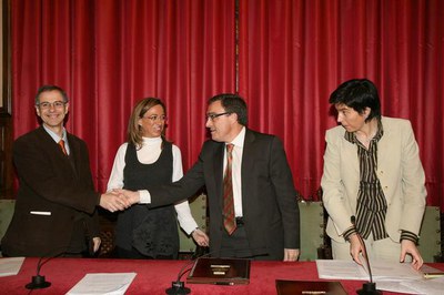 El rector de la UdL, Joan Viñas; la ministra d'Habitatge, Carme Chacón; l'alcalde, Àngel Ros, i la primera tinenta d'alcalde, Marta Camps, al Saló de….