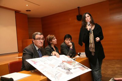 Àngel Ros, Montserrat Giné i Marta Camps, acompanyats per una arquitecta de l'equip guanyador..