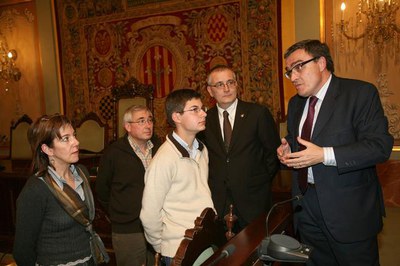 Àngel Ros li ha explicat a Juanjo Madrigal alguns dels elements històrics més destacats del Palau de la Paeria..