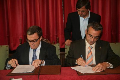 Ros i Gilabert han signat el conveni que estableix la col·laboració conjunta per arrendar el nou pavelló, que esdevindrà públic..