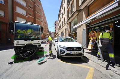 Tasques de neteja al carrer Comtes d'Urgell.