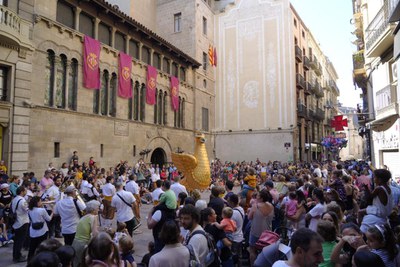 L'Àliga envoltada de lleidatanes i lleidatans a la plaça Paeria.