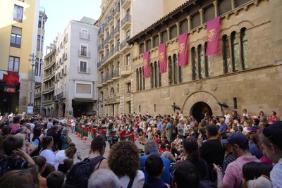 Centenars de persones han seguit els elements tradicionals de l'imaginari de Lleida.
