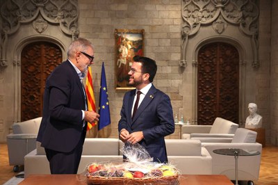 L'alcalde Larrosa ha obsequiat Aragonès amb una cistella amb fruita de Lleida.