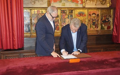 Signatura del conveni de col·laboració amb el president de la Cambra de Comerç de Lleida, Jaume Saltó..