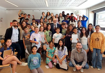Foto de grup dels alumnes de sisè de l'escola La Mitjana i els seus docents amb l'alcalde i els regidors assistents.