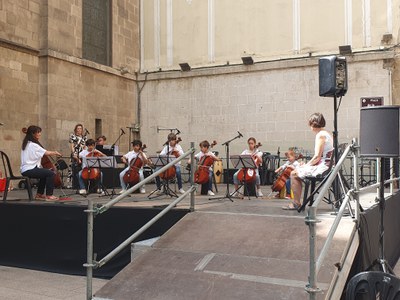 Un dels grups infantils de música clàssica, a la Pl. Paeria.