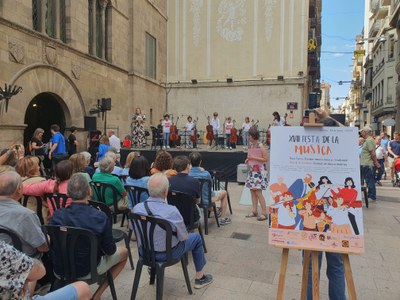 Públic assistent a la XVII Festa de la Música, a la plaça Paeria.