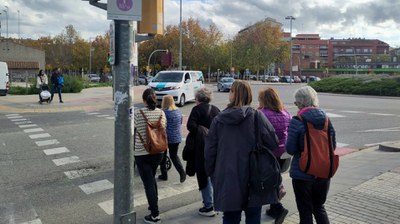 Els i les participants de l’activitat han recorregut “Balàfia en nom de dona”, que passa per diversos carrers i places amb nom de dona del barri.