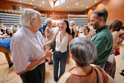 El regidor de Joventut, Educació i Ocupació, Xavi Blanco, amb el veïnat i assistents a l'acte commemoratiu.