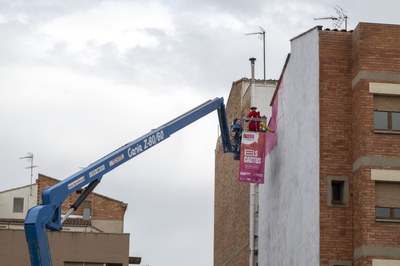 Els lleidatans Cactus Soup pinten un dels quatre murals del festival.