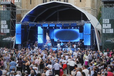 L’Orquestra Saturno, a partir de les 19 h, ha interpretat el seu repertori de ball de saló i versions modernes a la plaça de Sant Joan.