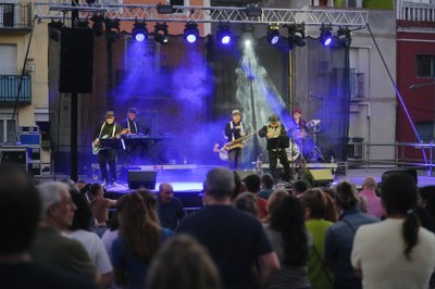 A les 19.30 h el jazz i el swing han envaït la plaça del Dipòsit amb les notes de Blanquers Jazz.