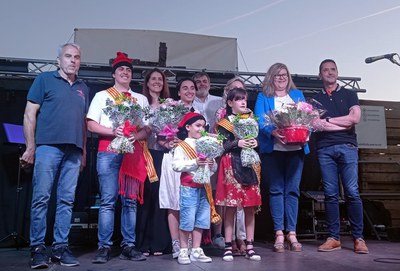 La tinenta d'alcalde, Cristina Morón, a la Festa Major de la Partida de Vallcalent amb membres de l'AV i els hereus i pubilles d'enguany.