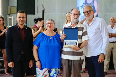 Els guardonats d'enguany de Raimat han rebut plaques per part d'alguns membres de l'AV i autoritats.