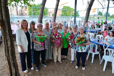 La tinenta d'alcalde, Begoña Iglesias, amb altres membres de la corporació i les guardonades d'enguany a l'homenatge de la gent gran de La Bordeta.