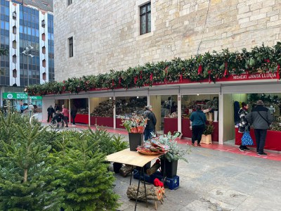 El Mercat de Santa Llúcia estrena decoració.