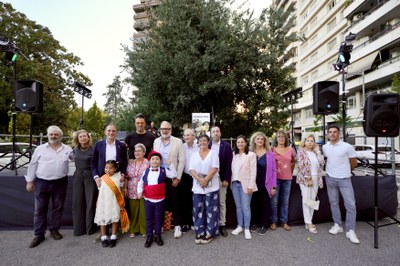 L'alcalde, Fèlix Larrosa, la regidora del barri, Pilar Bosch, i diversos regidors i regidores han assistit al pregó de Festa Major del barri d'Instituts-Sant Ignasi.