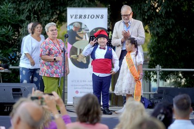 L'alcalde, Fèlix Larrosa, i la presidenta de l'AV, Montse Sanjuan, han imposat les bandes a l'hereu i la pubilla d'enguany.