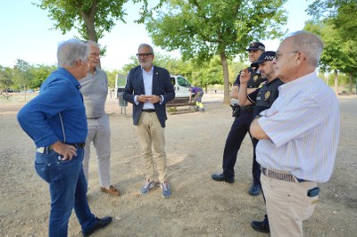 L'alcalde Larrosa, conversant amb el veïnat.