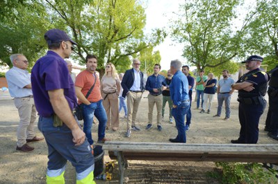 L'alcalde ha supervisat les tasques, al costat de la tinenta d'alcalde, els tècnics i els representants del veïnat.