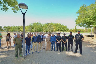 Foto de grup de Larrosa i Iglesias, amb els tècnics, agents de la Urbana i representants veïnals.