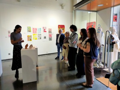 Els assistents han pogut conèixer els artistes i el procés de creació de les obres exposades.