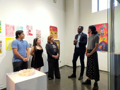 Els artistes Geraldin Mape, Felipe Rodriguez Cortes i Jhoan Edilberto han fet una visita comentada per cloure l'exposició.