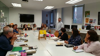 El regidor d'Educació, Xavi Blanco, ha visitat els tallers que han començat avui els i les alumnes de la Universitat Popular a l'Escola d'Art Municipal Leandre Cristòfol.