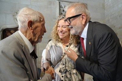 L'alcalde, Larrosa, i la regidora, Bosch, han felicitat l'escriptor Josep Vallverdú..