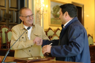 Un moment de la signatura del conveni entre Paeria i FECOLL.