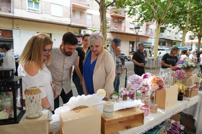 Els regidors Carlos Enjuanes i Carme Valls visiten les paradetes de manualitats de la Festa Major de Cappont acompanyats de Veni Ros, presidenta de l'Associació de Veïns de barri.