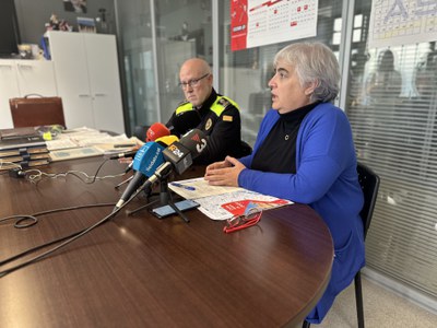 La quarta tinent d’alcalde i regidora de Bon Govern i Polítiques Feministes, Carme Valls, acompanyada de l'Intendent de la Guàrdia Urbana han explica….