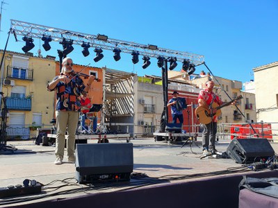 A la plaça del Dipòsit, “Puja aquí dalt i balla” ha estat la proposta familiar de migdia.