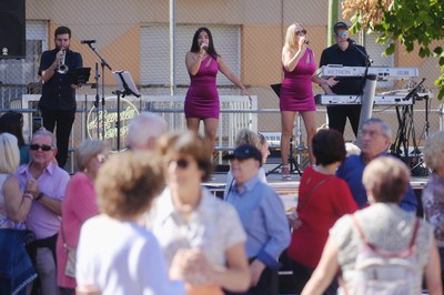 L'orquestra Banda Sonora ha estat l'encarregada de posar música a la pista de la Panera durant el Ball de Vermut.