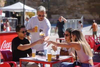 Un grup de joves al Vermut electrònic del fossat de la Seu Vella.