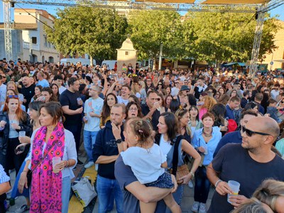 Centenars de persones han gaudit a la plaça del Dipòsit del concert de Claquera.