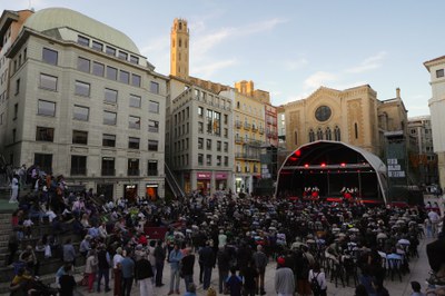 La Trobada d'esbarts ha omplert de gom a gom la plaça Sant Joan.