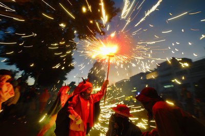 El Correfoc Infantil de la Colla Infantil de Diables de Lleida ha encetat la nit de foc a la ciutat.