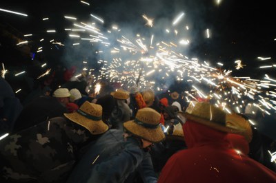 La Gran Nit de Foc ha aplegat una multitud de persones a l'av. Blondel.