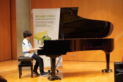 Breu actuació pianísitca de Nil Romero, del Conservatori i Escola de Música Municipal de Lleida, en la presentació aquest dilluns del 4t concurs Rica….