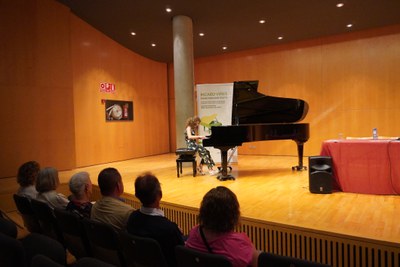 Breu actuació pianísitca de Júlia Pascual, del Conservatori i Escola de Música Municipal de Lleida, en la presentació aquest dilluns del 4t concurs R….